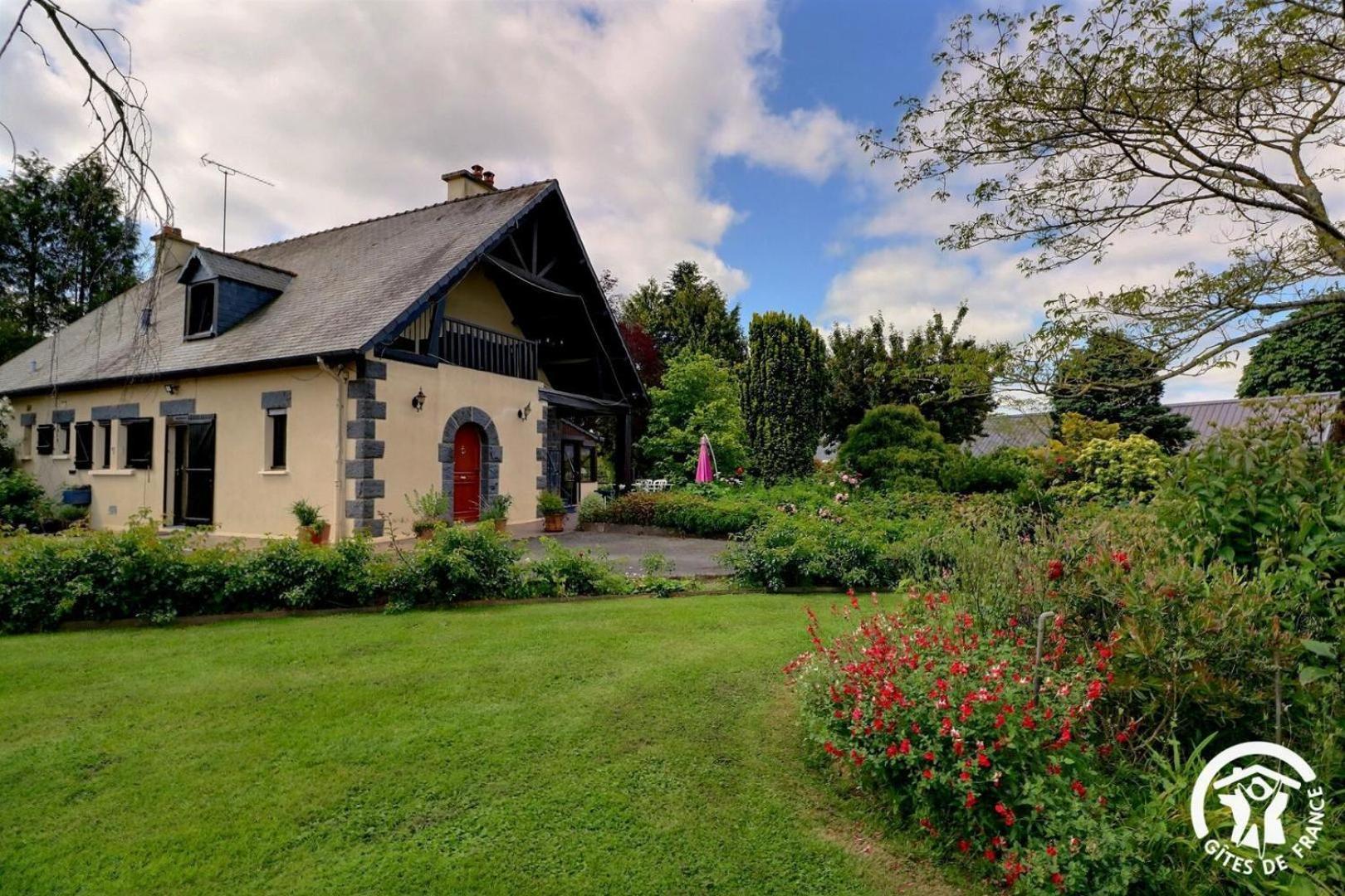 Le Trotteur Bed & Breakfast Les Portes du Coglais Exterior photo